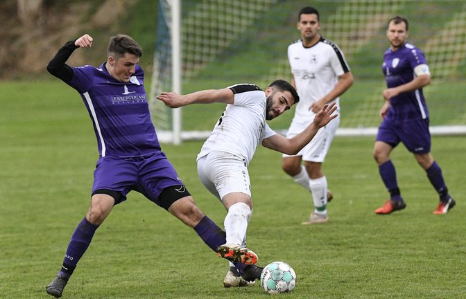Nico Wäbisch (links) versucht, an Kleinglattbachs Zeki Beldek vorbeizukommen. Am Ende trennen sich beide Teams mit einem 2:2. <span class='image-autor'>Foto: Leitner</span>