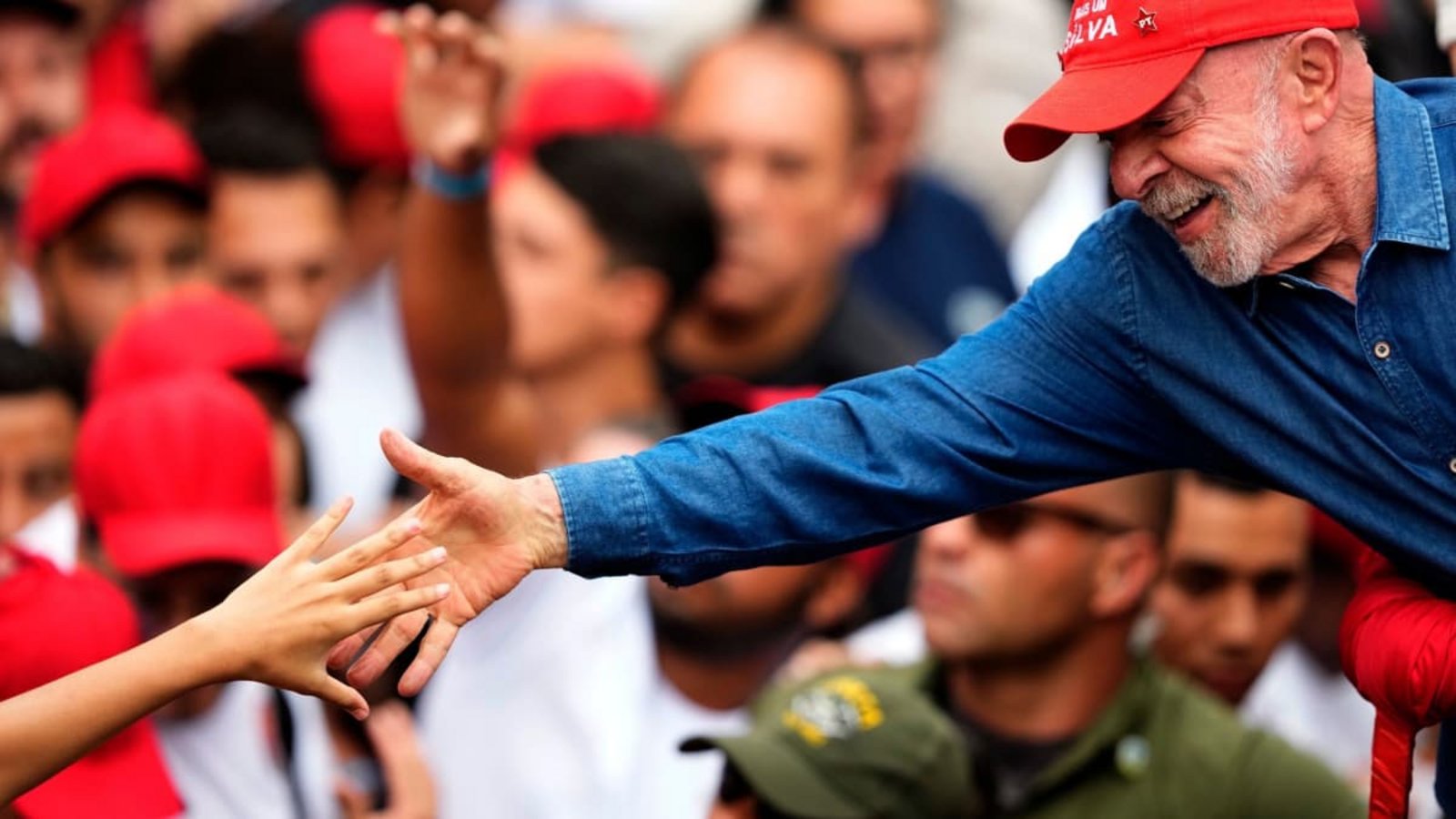 Der brasilianische Präsident Luiz Inácio Lula da Silva, der sich um eine Wiederwahl bewirbt, begrüßt einen Anhänger einen Tag vor der Stichwahl um das Präsidentenamt.Natacha Pisarenko/dpa Der brasilianische Präsident Luiz Inácio Lula da Silva, der sich um eine Wiederwahl bewirbt, begrüßt einen Anhänger einen Tag vor der Stichwahl um das Präsidentenamt.Natacha Pisarenko/dpa