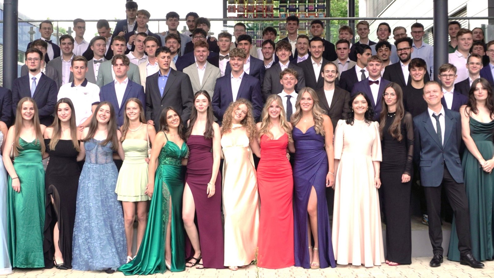 Stolz und erleichtert: die Abiturientinnen und Abiturienten des Beruflichen Schulzentrums Bietigheim-Bissingen. Foto: p Stolz und erleichtert: die Abiturientinnen und Abiturienten des Beruflichen Schulzentrums Bietigheim-Bissingen. Foto: p