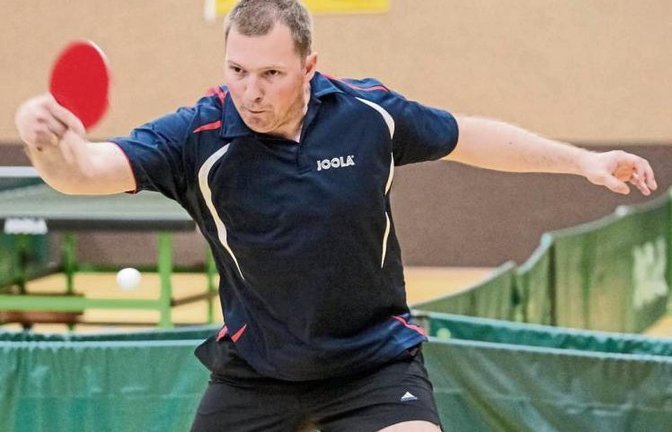 Michael Zucker (oben) löst Lukas Fritz durch seinen Finalsieg gegen seinen Kleinglattbacher Teamkameraden Philipp Gutjahr bei Männern A als Stadtmeister ab. Levin Kicherer (unten) sichert sich Sieg bei Männern B durch Endspielerfolg gegen Johannes Fritz. 