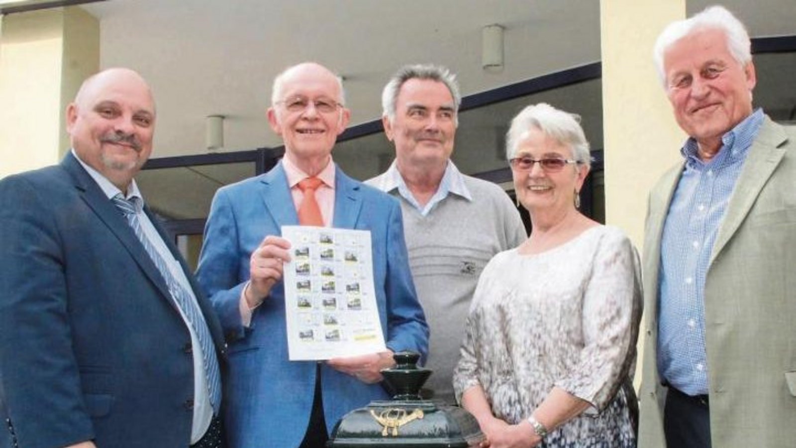 Bürgermeister Jürgen Scholz mit den Machern der Ausstellung (von links): Dr. Günter Prade, Dieter Haupt, Ingrid Grodotzki und Walter Marchart. Wer seine Post in den hier zu sehenden Briefkasten wirft, erhält den speziellen Sersheimer Stempel. Zur Ausstell Bürgermeister Jürgen Scholz mit den Machern der Ausstellung (von links): Dr. Günter Prade, Dieter Haupt, Ingrid Grodotzki und Walter Marchart. Wer seine Post in den hier zu sehenden Briefkasten wirft, erhält den speziellen Sersheimer Stempel. Zur Ausstell