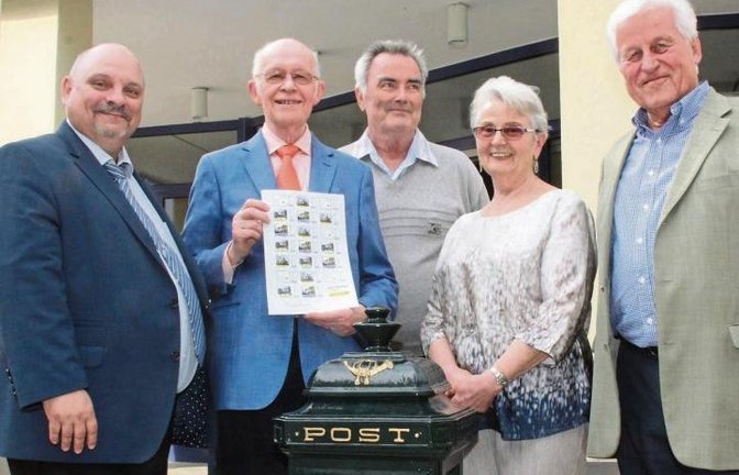 Bürgermeister Jürgen Scholz mit den Machern der Ausstellung (von links): Dr. Günter Prade, Dieter Haupt, Ingrid Grodotzki und Walter Marchart. Wer seine Post in den hier zu sehenden Briefkasten wirft, erhält den speziellen Sersheimer Stempel. Zur Ausstell