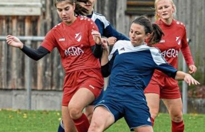 Mit ihrem aggressiven Forepressing stellten Lia Kayser (von rechts) und der TSV Hoffeld Anna-Lena Collmer und den SV Horrheim vor fast unlösbare Aufgaben. „Wir waren ein stückweit hilflos“, ärgert sich SVH-Trainer Bernd Erkenbrecher. Foto: Leitner