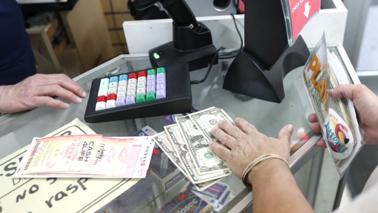 Symbolbild: Ein Kunde kauft "Mega Millions"-Lotterielose.picture alliance/ Wilfredo Lee/AP/dpa Symbolbild: Ein Kunde kauft "Mega Millions"-Lotterielose.picture alliance/ Wilfredo Lee/AP/dpa
