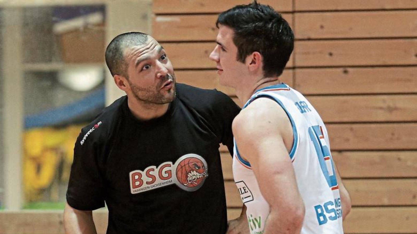 Spielertrainer Themis Koupidis (links) erklärt Lennard Schurr, worauf es ankommt, um beim TV Konstanz einen Sieg einzufahren. Foto: Küppers Spielertrainer Themis Koupidis (links) erklärt Lennard Schurr, worauf es ankommt, um beim TV Konstanz einen Sieg einzufahren. Foto: Küppers