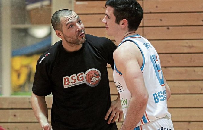 Spielertrainer Themis Koupidis (links) erklärt Lennard Schurr, worauf es ankommt, um beim TV Konstanz einen Sieg einzufahren. Foto: Küppers