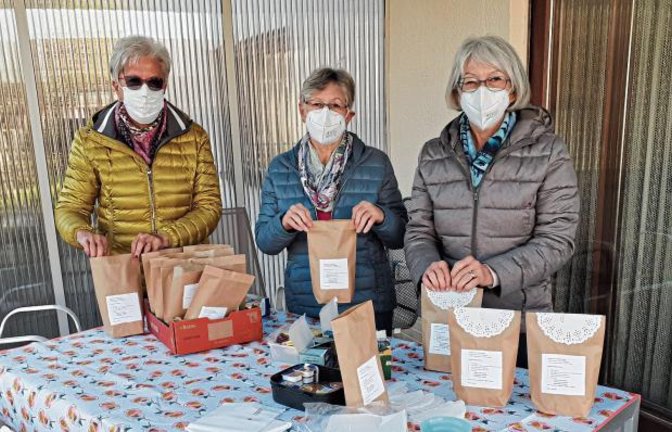 Die Hohenhaslacher Landfrauen Freya Dürr, Gisela Wezstein und Rose Wagner (von links) verpacken Frühstücke in Tüten, um sie anschließend an ihre Mitglieder zu verteilen. Foto: Glemser