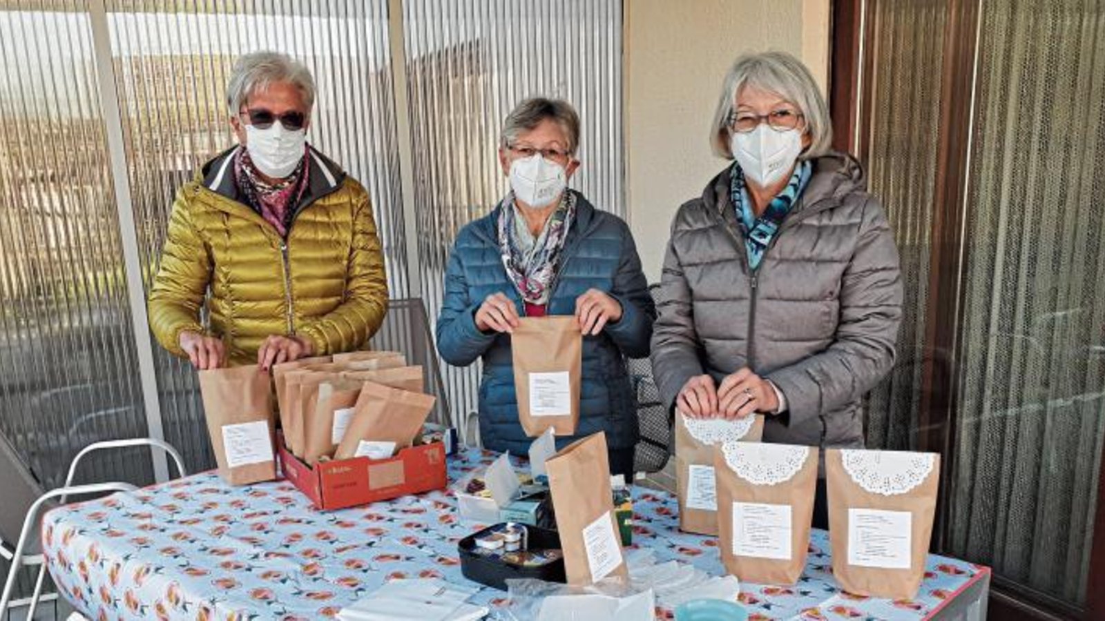 Die Hohenhaslacher Landfrauen Freya Dürr, Gisela Wezstein und Rose Wagner (von links) verpacken Frühstücke in Tüten, um sie anschließend an ihre Mitglieder zu verteilen. Foto: Glemser Die Hohenhaslacher Landfrauen Freya Dürr, Gisela Wezstein und Rose Wagner (von links) verpacken Frühstücke in Tüten, um sie anschließend an ihre Mitglieder zu verteilen. Foto: Glemser