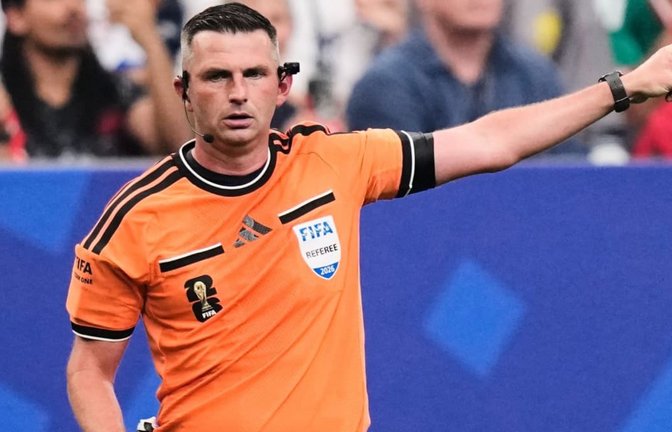 Der Engländer Michael Oliver pfeift das Viertelfinale Spanien gegen Belgien bei der Fußball-WM 2026.<span class='image-autor'>Ashley Landis/AP/dpa</span>