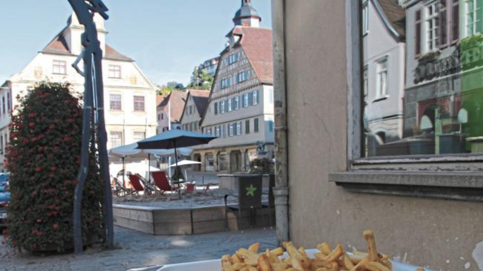 Da hat’s wohl nicht geschmeckt. Die noch fast volle Packung auf dem Mülleimer spricht am Sonntagmorgen für sich. Schade um die Pommes. Foto: Banholzer Da hat’s wohl nicht geschmeckt. Die noch fast volle Packung auf dem Mülleimer spricht am Sonntagmorgen für sich. Schade um die Pommes. Foto: Banholzer