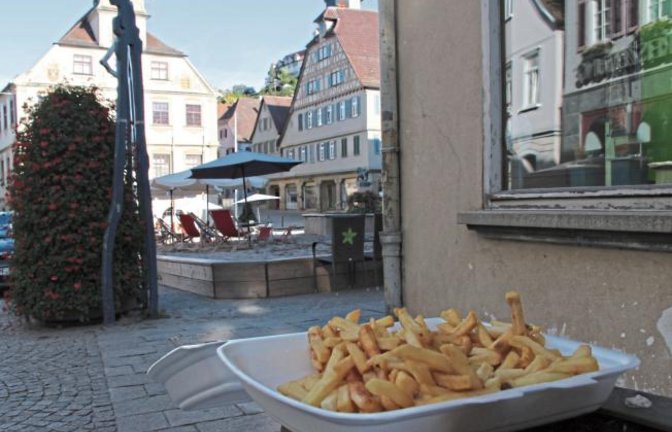Da hat’s wohl nicht geschmeckt. Die noch fast volle Packung auf dem Mülleimer spricht am Sonntagmorgen für sich. Schade um die Pommes. Foto: Banholzer