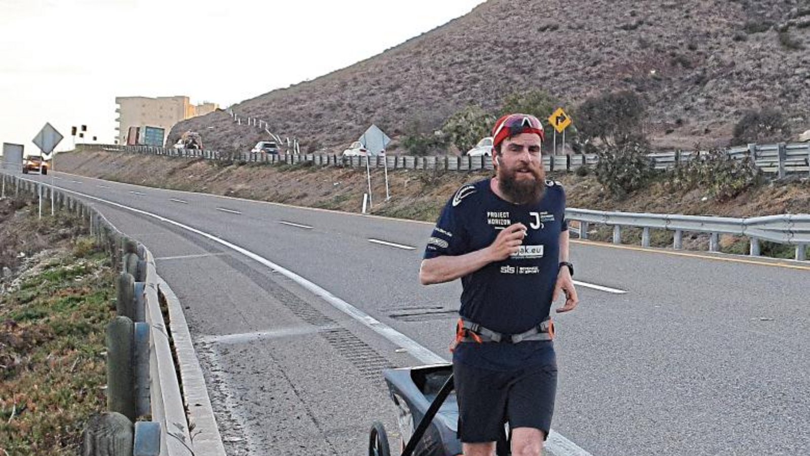 In Mexiko zieht Jonas Deichmann einen Anhänger mit Ausrüstung hinter sich her. Der Sportler ist ohne externe Unterstützung unterwegs. Foto: Weinberg In Mexiko zieht Jonas Deichmann einen Anhänger mit Ausrüstung hinter sich her. Der Sportler ist ohne externe Unterstützung unterwegs. Foto: Weinberg