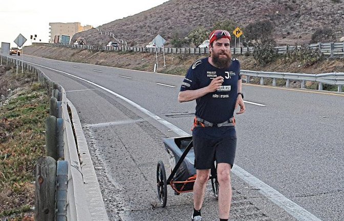In Mexiko zieht Jonas Deichmann einen Anhänger mit Ausrüstung hinter sich her. Der Sportler ist ohne externe Unterstützung unterwegs. Foto: Weinberg
