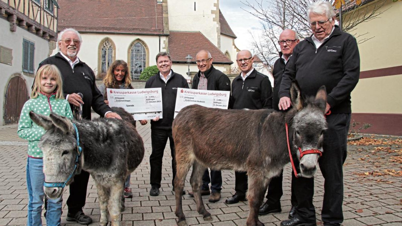 Spendenübergabe in Illingen (von rechts): Robert Mayer, Reiner Eckert und Ludwig Hofka (alle MPC), Karl Craiß von der Christophorushilfe, MPC-Vorsitzender Werner Dippon, Felicia Ruhland vom Gnadenhof, Rolf Burger (MPC) und Werner Dippons Enkelin Anna-Melina. Ebenfalls mit dabei: die beiden Esel Rosalie und Angelika vom Gnadenhof.  Foto: Banholzer