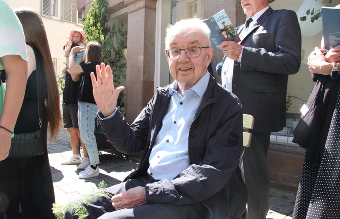 Heinz Kälberer schaut beim Maientag 2024 dem Festzug zu.  Archivfoto: VKZ/Banholzer