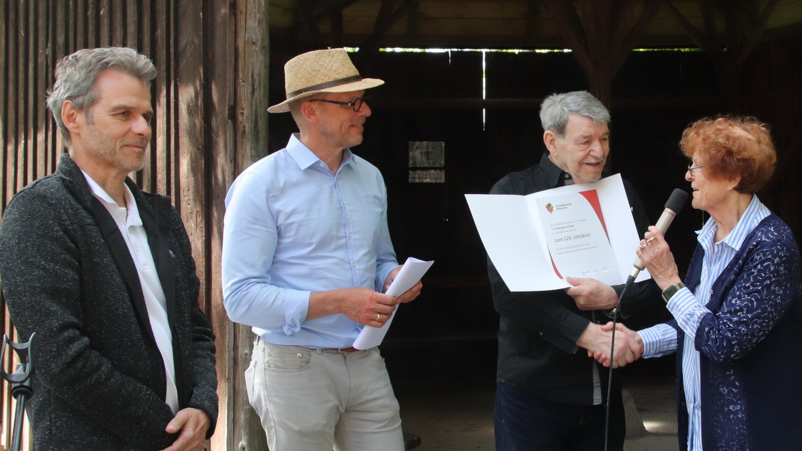 Die Ensinger Ortsgruppe des Schwäbischen Albvereins erhält die Ehrenurkunde durch Gauvorsitzende Christel Krumm an Manfred Müller. Ortsvorsteher Gerd Fink und Oberbürgermeister Uwe Skrzypek-Muth (v.l.) freuen sich mit. Fotos: Arning Die Ensinger Ortsgruppe des Schwäbischen Albvereins erhält die Ehrenurkunde durch Gauvorsitzende Christel Krumm an Manfred Müller. Ortsvorsteher Gerd Fink und Oberbürgermeister Uwe Skrzypek-Muth (v.l.) freuen sich mit. Fotos: Arning
