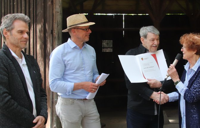 Die Ensinger Ortsgruppe des Schwäbischen Albvereins erhält die Ehrenurkunde durch Gauvorsitzende Christel Krumm an Manfred Müller. Ortsvorsteher Gerd Fink und Oberbürgermeister Uwe Skrzypek-Muth (v.l.) freuen sich mit. <span class='image-autor'>Fotos: Arning</span>