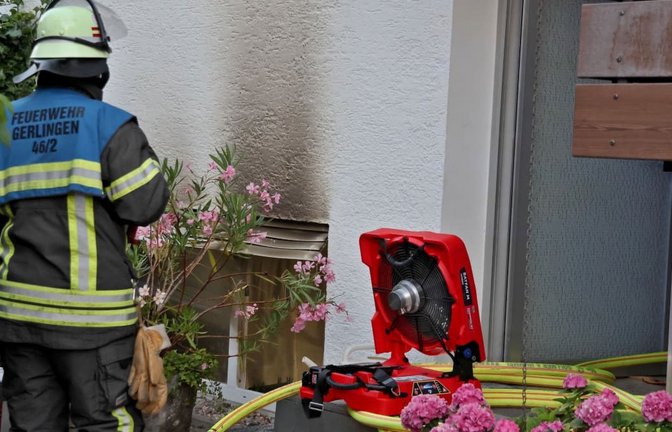 Am Freitagmorgen wurde die Feuerwehr zu einem Kellerbrand in einem Mehrfamilienhaus in der Bachstraße alarmiert.<span class='image-autor'>KS-Images.de / Andreas Rometsch</span>