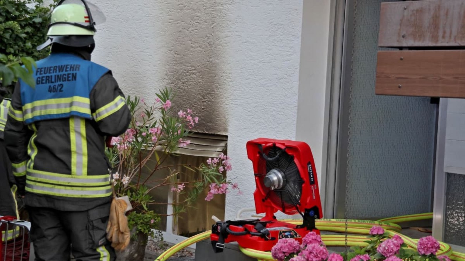 Am Freitagmorgen wurde die Feuerwehr zu einem Kellerbrand in einem Mehrfamilienhaus in der Bachstraße alarmiert.KS-Images.de / Andreas Rometsch Am Freitagmorgen wurde die Feuerwehr zu einem Kellerbrand in einem Mehrfamilienhaus in der Bachstraße alarmiert.KS-Images.de / Andreas Rometsch