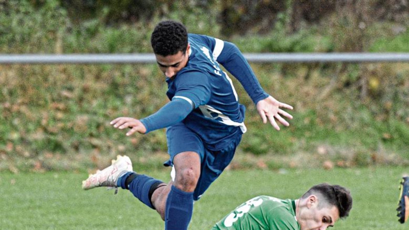 Für Modou Gueye (links) und den FC Gündelbach bietet die Fußballsaison bisher viele Stolperfallen. Gelingt am Samstag in Walheim der erste Sieg? Foto: Leitner Für Modou Gueye (links) und den FC Gündelbach bietet die Fußballsaison bisher viele Stolperfallen. Gelingt am Samstag in Walheim der erste Sieg? Foto: Leitner