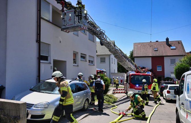 Die Feuerwehr Fellbach bei ihrem Einsatz in der Adelbergstraße im Stadtteil Oeffingen.<span class='image-autor'>Alexander Ernst (Feuerwehr)</span>