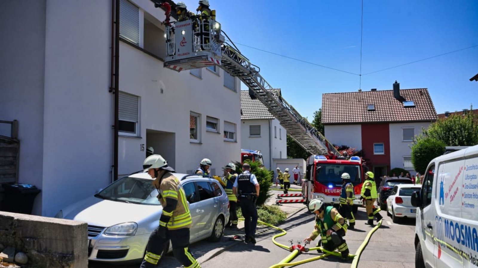 Die Feuerwehr Fellbach bei ihrem Einsatz in der Adelbergstraße im Stadtteil Oeffingen.Alexander Ernst (Feuerwehr)