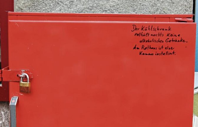 Unmissverständliche Botschaft am Kühlschrank von Michas Strandcafé beim Vaihinger Strandleben: „Der Kühlschrank enthält nachts keine alkoholischen Getränke. Am Rathaus ist eine Kamera installiert.“ Foto: Rücker