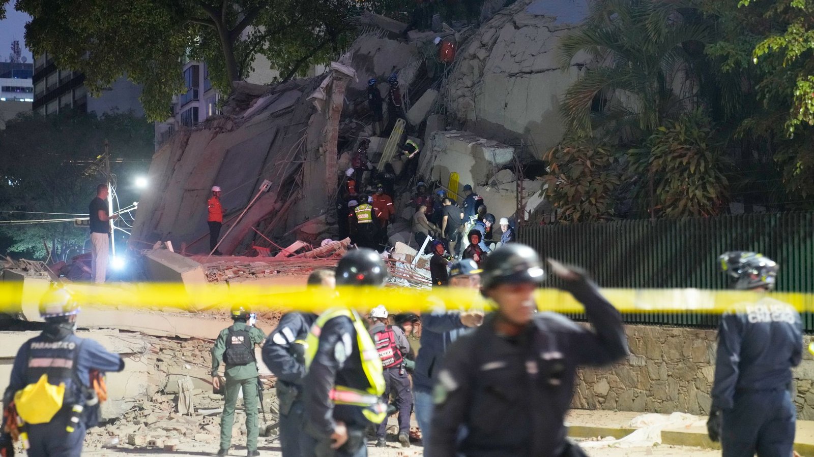 Rettungskräfte suchen nach einem Erdbeben in Caracas in Venezuela nach Überlebenden in einem eingestürzten Gebäude.Foto: Ariana Cubillos/AP/dpa Rettungskräfte suchen nach einem Erdbeben in Caracas in Venezuela nach Überlebenden in einem eingestürzten Gebäude.Foto: Ariana Cubillos/AP/dpa