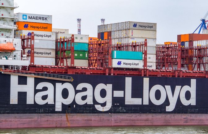 Ein Containerschiff der Reederei Hapag-Lloyd ist im Roten Meer unter Beschuss geraten (Symbolbild).<span class='image-autor'>Foto: IMAGO/Chris Emil Janssen</span>