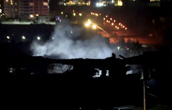 Rauch steigt von einem Gebäude auf, das am 16.01. von einem Angriff getroffen wurde. Irans Revolutionswächter (IRGC) hatten nach eigenen Angaben Ziele im Irak und in Syrien mit mehreren ballistischen Raketen attackiert. Bei einer Explosion an diesem Samstag wurde ein Mensch getötet (Archivfoto).<span class='image-autor'>Foto: dpa/Uncredited</span>