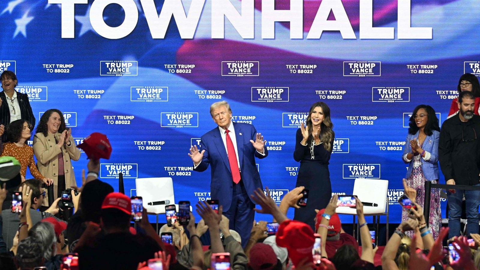 Donald Trump mit der Moderatorin des Abends, South Dakotas Gouverneurin Kristi Noem.Foto: AFP/JIM WATSON Donald Trump mit der Moderatorin des Abends, South Dakotas Gouverneurin Kristi Noem.Foto: AFP/JIM WATSON