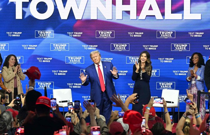 Donald Trump mit der Moderatorin des Abends, South Dakotas Gouverneurin Kristi Noem.<span class='image-autor'>Foto: AFP/JIM WATSON</span>