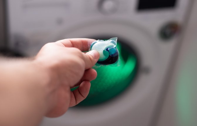 So reinigen Sie die Waschmaschine mit Spülmaschinentabs.<span class='image-autor'>Foto: valphotos / shutterstock.com</span>