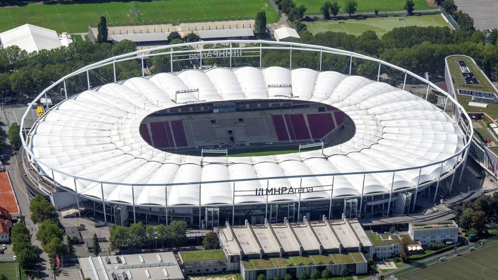 Die MHP-Arena und Spielstätte des VfB ist eins von zehn Stadien, in denen Spiele der EM 2024 ausgetragen werden – auch die DFB-Elf spielt hier.Foto: IMAGO/Sportfoto Rudel/IMAGO/Pressefoto Rudel/Robin Rudel