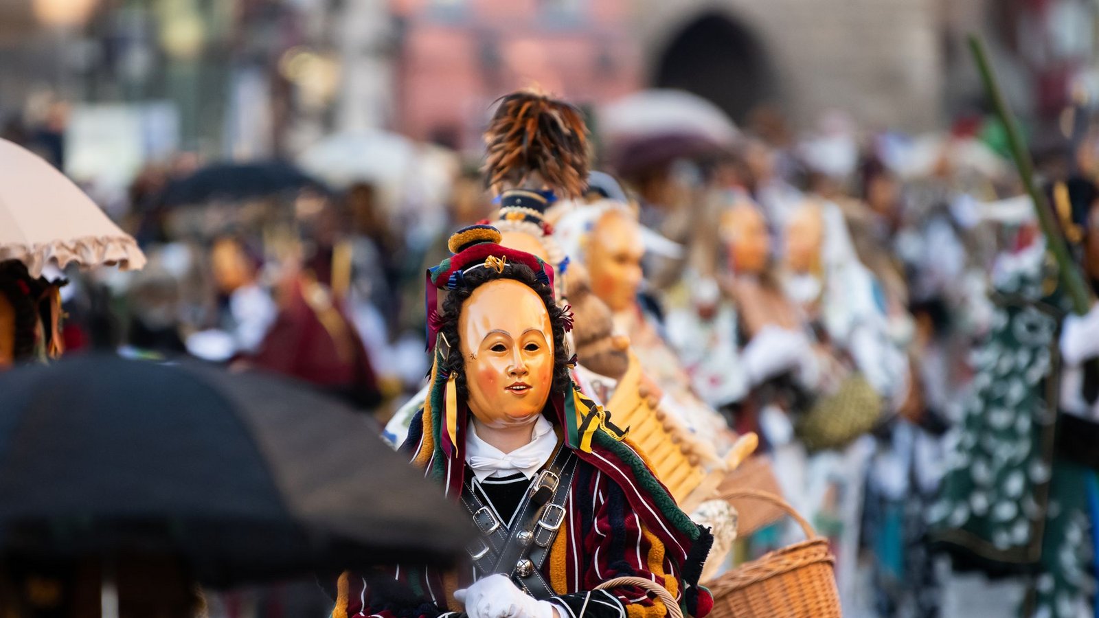 Rottweil – Narren gehen am Fastnachtsmontag (Foto vom 28. Februar 2022) durch die Stadt: Als schwäbisch-alemannische Fastnacht wird die Fastnacht im südwestdeutschen Raum und Teilen der Nordost- und Zentralschweiz bezeichnet. Dort heißt sie Fasnad, Fasnet, Fasnacht oder Fasent. Auch wenn die schwäbisch-alemannische Fastnacht erst am 6. Januar, dem Dreikönigstag, beginnt, wird in weiten Teilen Baden-Württembergs am 11.11. der Auftakt der närrischen Zeit gefeiert.Foto: Silas Stein/dpa Rottweil – Narren gehen am Fastnachtsmontag (Foto vom 28. Februar 2022) durch die Stadt: Als schwäbisch-alemannische Fastnacht wird die Fastnacht im südwestdeutschen Raum und Teilen der Nordost- und Zentralschweiz bezeichnet. Dort heißt sie Fasnad, Fasnet, Fasnacht oder Fasent. Auch wenn die schwäbisch-alemannische Fastnacht erst am 6. Januar, dem Dreikönigstag, beginnt, wird in weiten Teilen Baden-Württembergs am 11.11. der Auftakt der närrischen Zeit gefeiert.Foto: Silas Stein/dpa