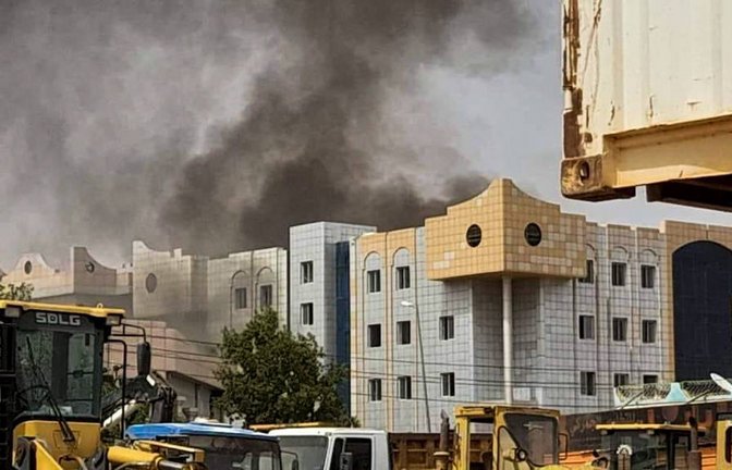 Auf dem Bild ist die Zerstörung der Stadt Al Fasher in Darfur zu sehen. Bei einem Angriff auf ein Flüchtlingslager in der sudanesischen Region Darfur sind  mehr als 40 Menschen getötet worden. (Archivbild)<span class='image-autor'>Foto: IMAGO/ZUMA Wire/IMAGO/Stringer</span>