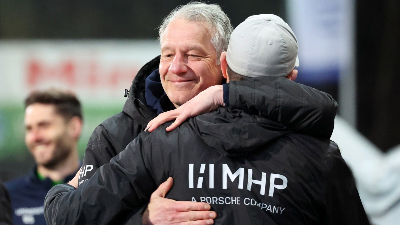 Lutz Siebrecht freut sich gemeinsam mit Trainer Marco Wildersinn über den Einzug ins WFV-Pokal-Halbfinale.Foto: Baumann/Alexander Keppler