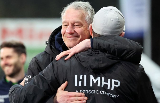 Lutz Siebrecht freut sich gemeinsam mit Trainer Marco Wildersinn über den Einzug ins WFV-Pokal-Halbfinale.<span class='image-autor'>Foto: Baumann/Alexander Keppler</span>