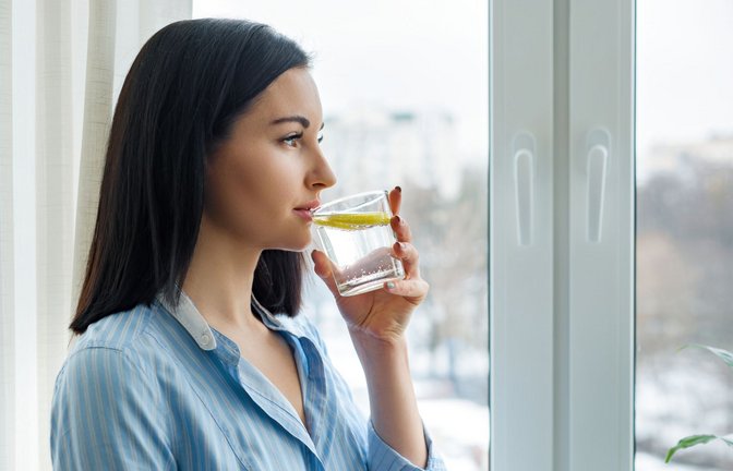 Für viele ein Morgenritual:  ein warmes Zitronenwasser.<span class='image-autor'>Foto: IMAGO/Panthermedia/Copyright: xDreamstimexGoncharuk</span>