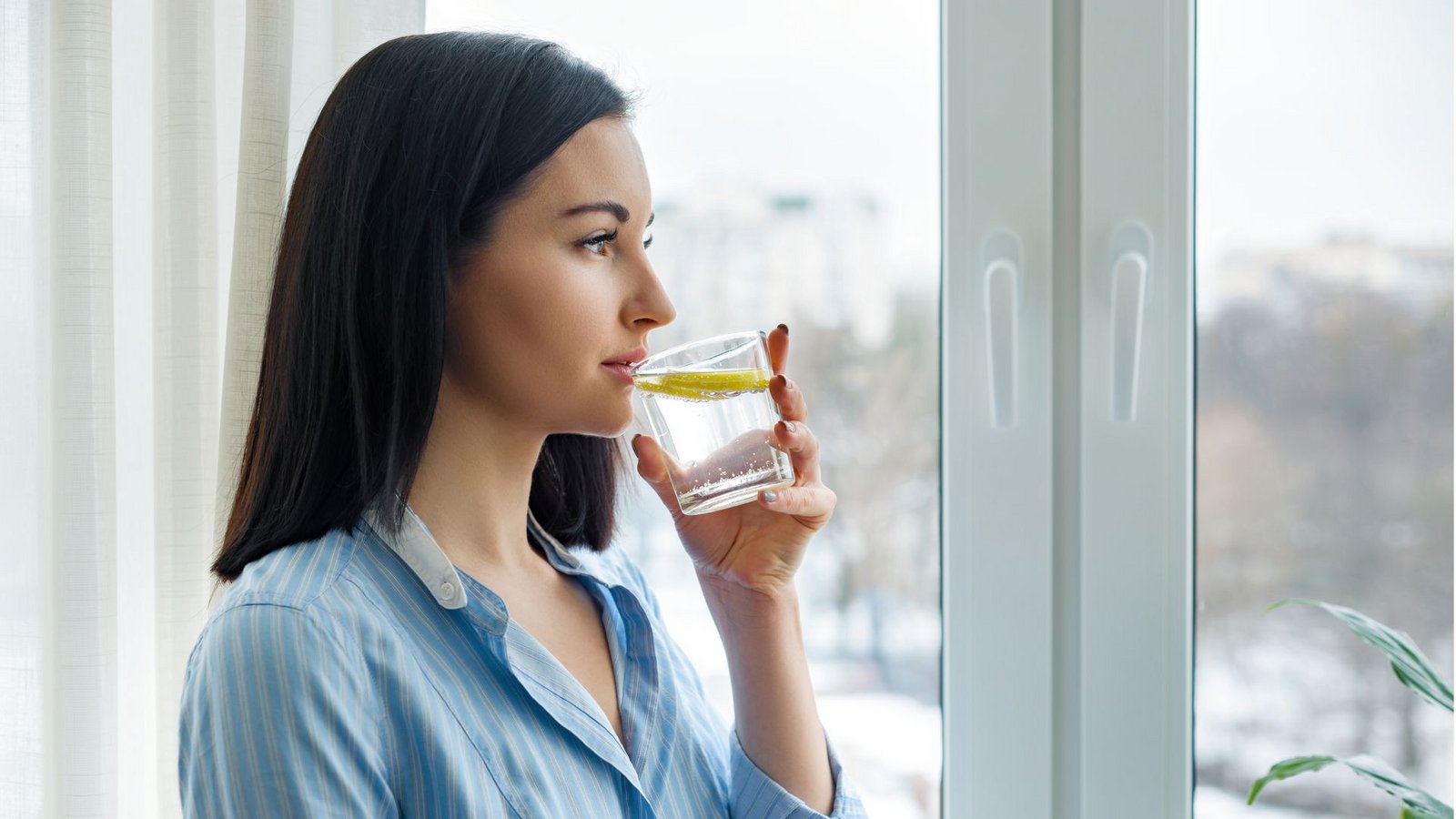 Für viele ein Morgenritual: ein warmes Zitronenwasser.Foto: IMAGO/Panthermedia/Copyright: xDreamstimexGoncharuk Für viele ein Morgenritual: ein warmes Zitronenwasser.Foto: IMAGO/Panthermedia/Copyright: xDreamstimexGoncharuk