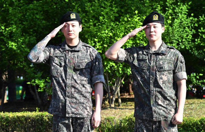 Jungkook (l.) und Jimin von BTS wurden aus dem Militärdienst entlassen.<span class='image-autor'>Foto: IMAGO / Matrix Images</span>