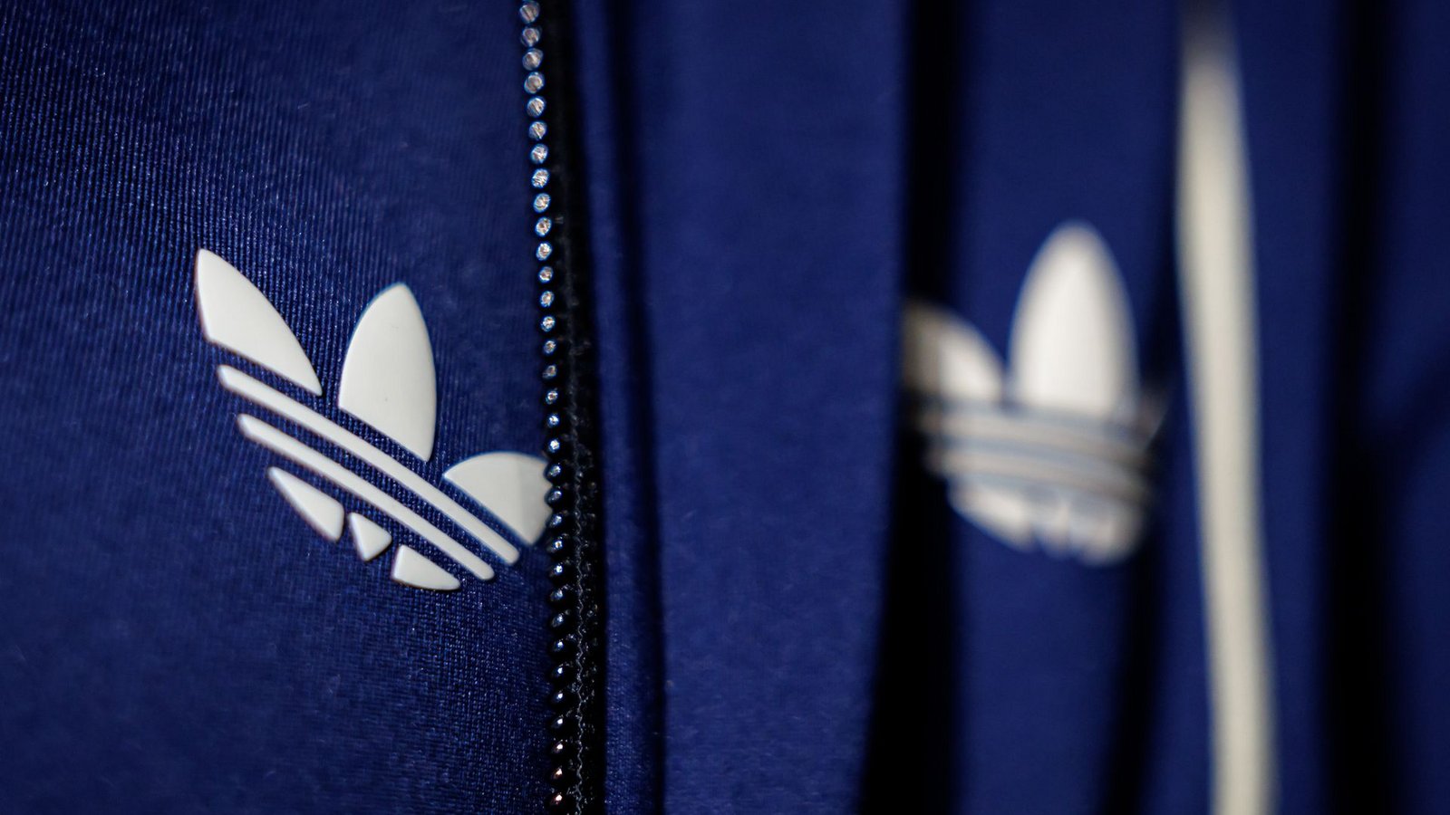 Trotz einer komplizierten Weltlage hat der Sportartikelkonzern Adidas eines der besten Quartale der Firmengeschichte hingelegt (Archivbild).Foto: Daniel Karmann/dpa