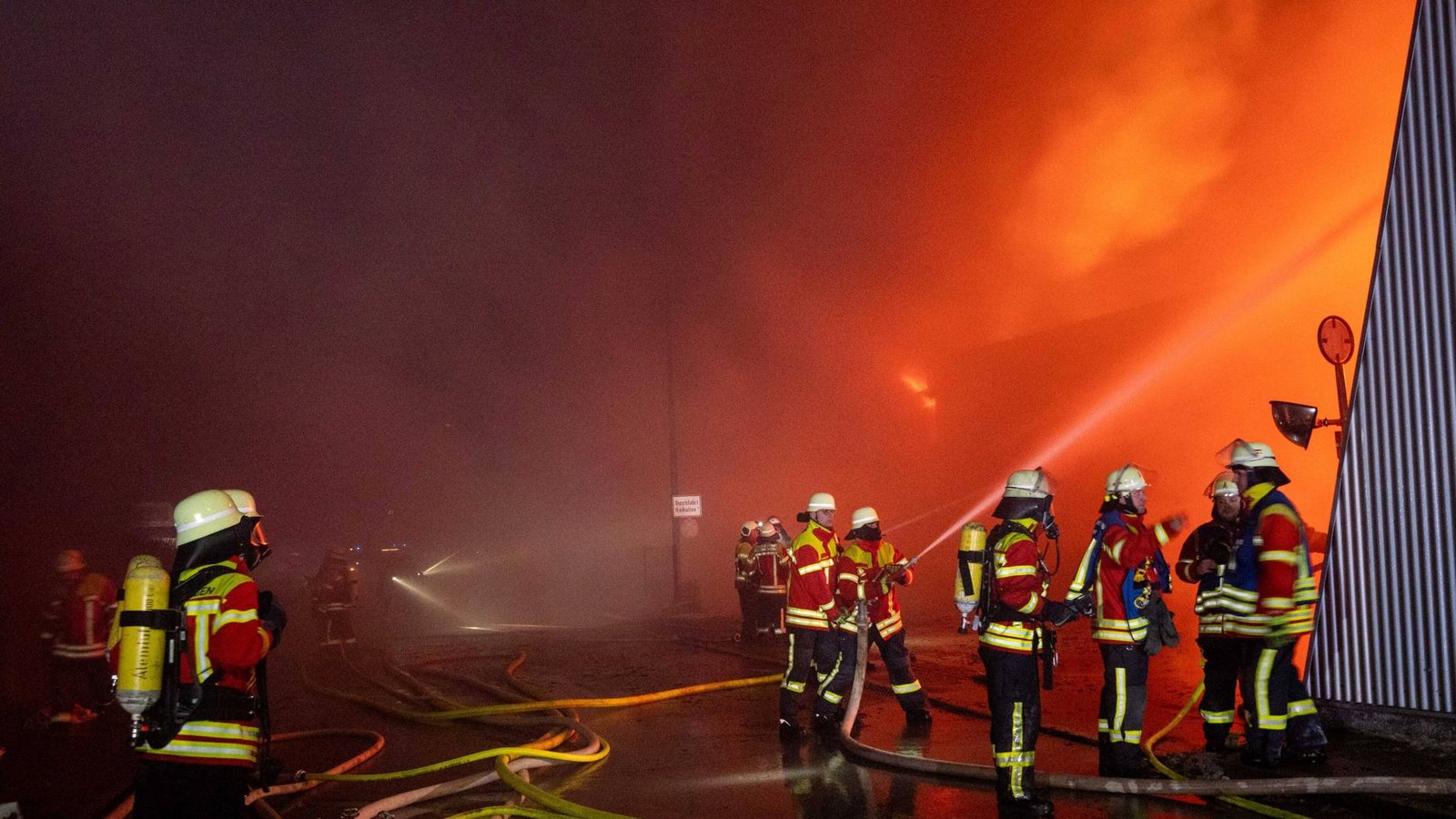 Löschung des Brandes.Foto: 7aktuell.de/Alexander Hald Löschung des Brandes.Foto: 7aktuell.de/Alexander Hald