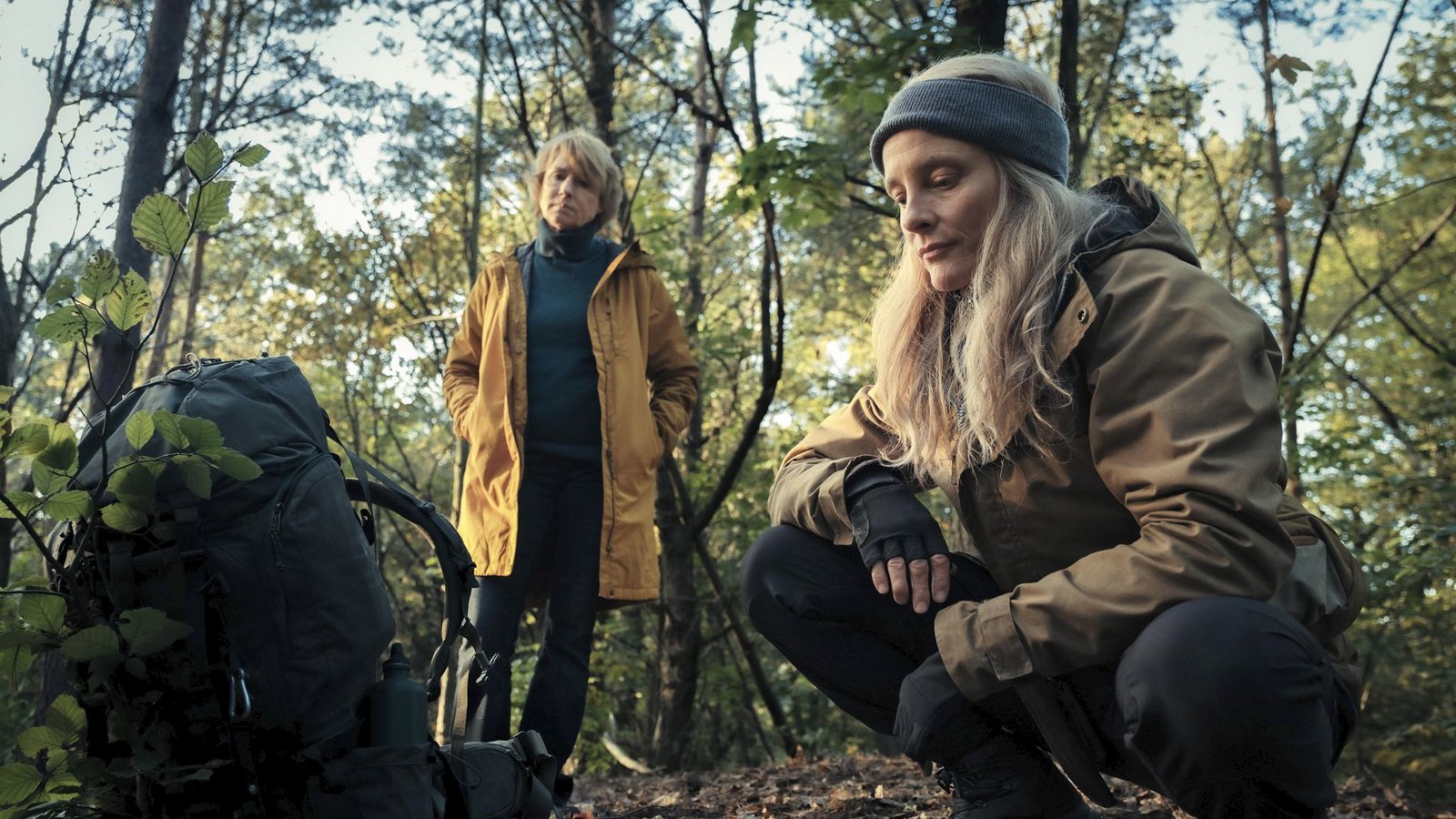 Nach einer unüberlegten Handlung lässt Susanne Bonard (Corinna Harfouch, li.) ihren Kollegen Karow einfach im Wald stehen und  folgt der Wildnislehrerin  (Anne Ratte-Polle, re.). Sie  bittet sie, sie mit auf die Tour durch den Wald zu nehmen.Foto: rbb/Conny Klein