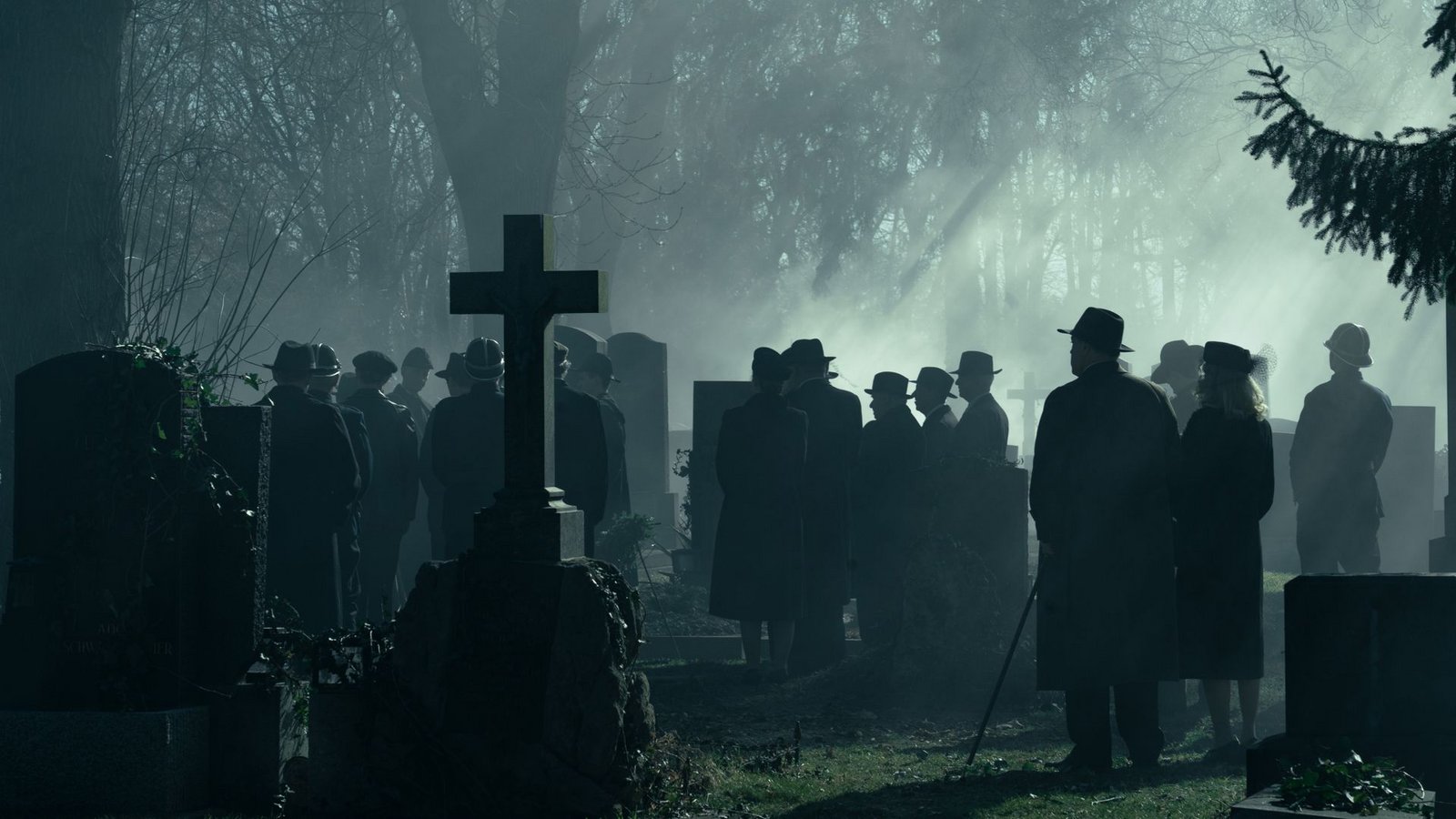 Gedreht wurde nicht in Prag, sondern in Wien. Ein Motiv, das häufig vorkommt in dem Vierteiler: der FriedhofFoto: ARD Degeto Film/NDR/Servus TV/Ca