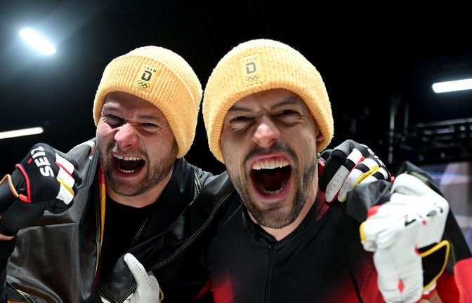 Bobpilot Johannes Lochner (li.) ist zusammen mit Anschieber Georg Fleischhauer erstmals Olympiasieger.<span class='image-autor'>Foto: Robert Michael/dpa</span>