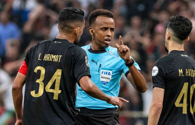 Der für die Fußball-WM vorgesehene Schiedsrichter Omar Artan durfte nicht in die USA einreisen. (Archivbild)<span class='image-autor'>Foto: Mosa'ab Elshamy/AP/dpa</span>