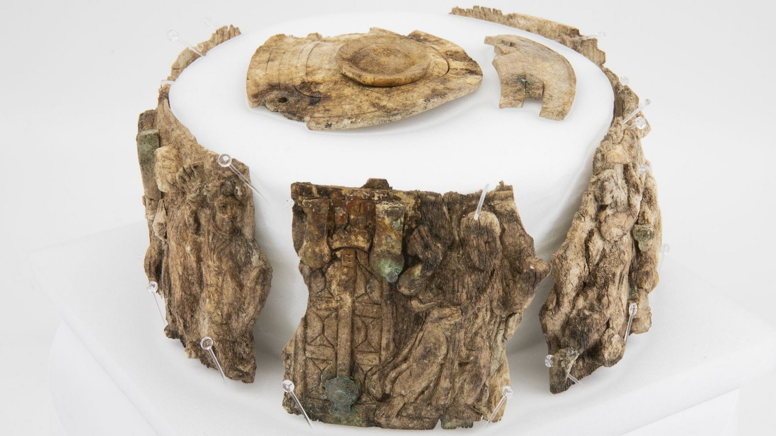 Im Innern des Marmorschreins befanden sich diese einzelnen Fragmente der Elfenbein-Pyxis. Sie sind auf dem Foto im Rund angeordnet, um ihrem ursprünglichen Aussehen näher zu kommen.Foto: Universität Innsbruck/Gerald Grabherr Im Innern des Marmorschreins befanden sich diese einzelnen Fragmente der Elfenbein-Pyxis. Sie sind auf dem Foto im Rund angeordnet, um ihrem ursprünglichen Aussehen näher zu kommen.Foto: Universität Innsbruck/Gerald Grabherr