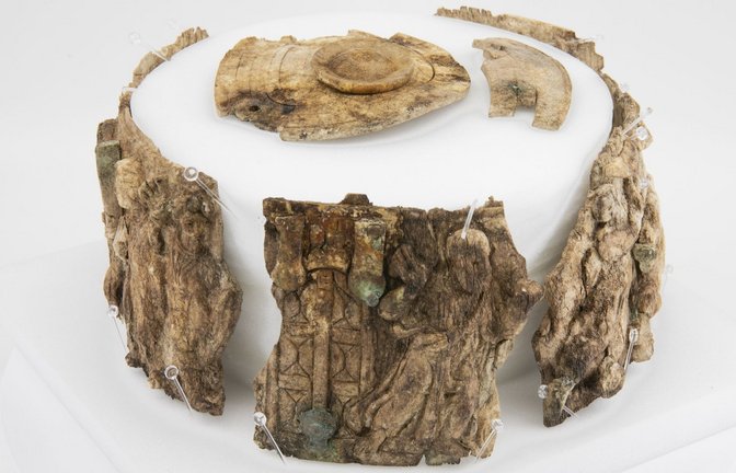 Im Innern des Marmorschreins befanden sich diese einzelnen Fragmente der Elfenbein-Pyxis. Sie sind  auf dem Foto im Rund angeordnet, um ihrem ursprünglichen Aussehen näher zu kommen.<span class='image-autor'>Foto: Universität Innsbruck/Gerald Grabherr</span>