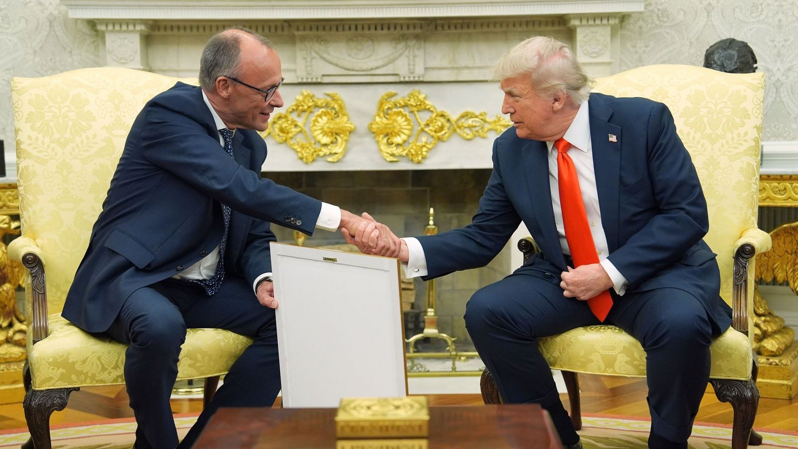 Bundeskanzler Friedrich Merz (l, CDU) überreicht US-Präsident Donald Trump die Geburtsurkunde Trumps Großvaters (Archivbild).Foto: Evan Vucci/AP/dpa Bundeskanzler Friedrich Merz (l, CDU) überreicht US-Präsident Donald Trump die Geburtsurkunde Trumps Großvaters (Archivbild).Foto: Evan Vucci/AP/dpa